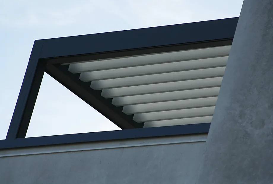 Motorized louvered roof detail